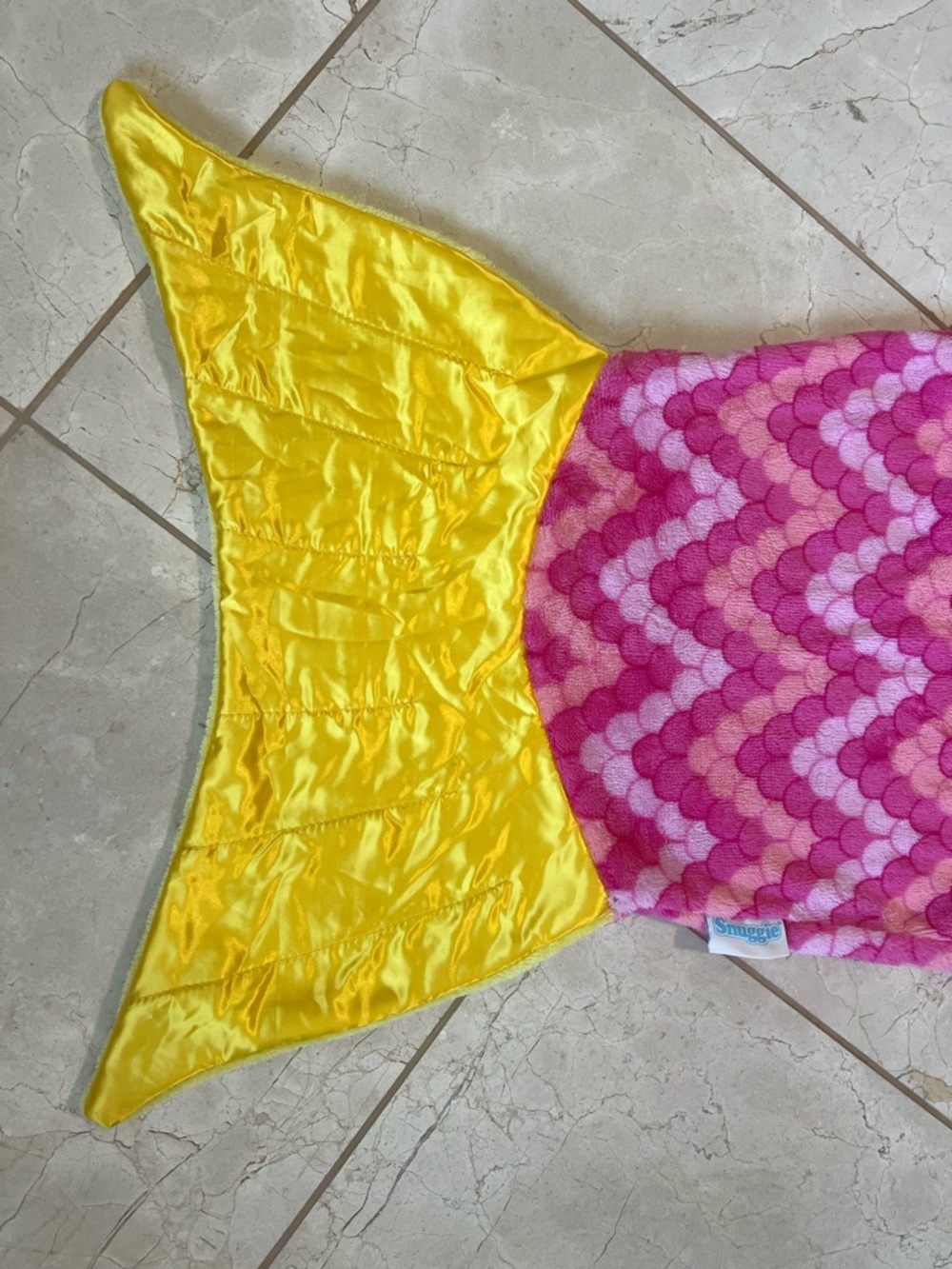 Snuggie Kids Soft Pink Mermaid Tail Sleeping Bag Loungewear with Yellow Fin - Picture 4 of 6